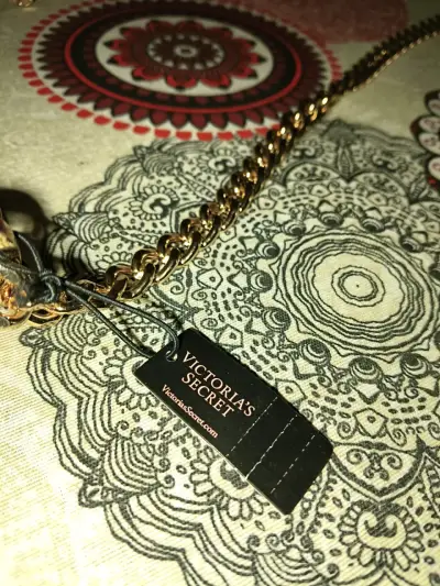 Cartera Victoria Secret beige con cadena dorada - miniatura 3