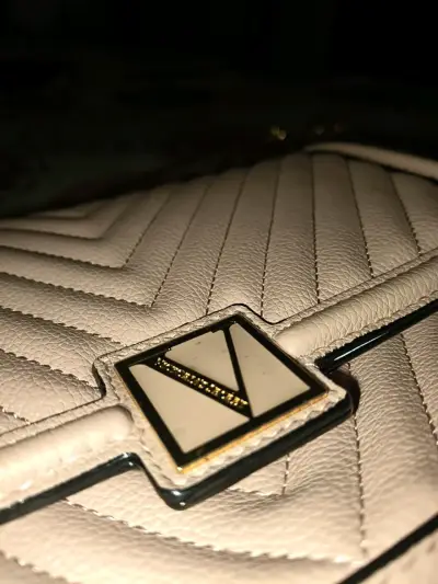 Cartera Victoria Secret beige con cadena dorada - miniatura 4