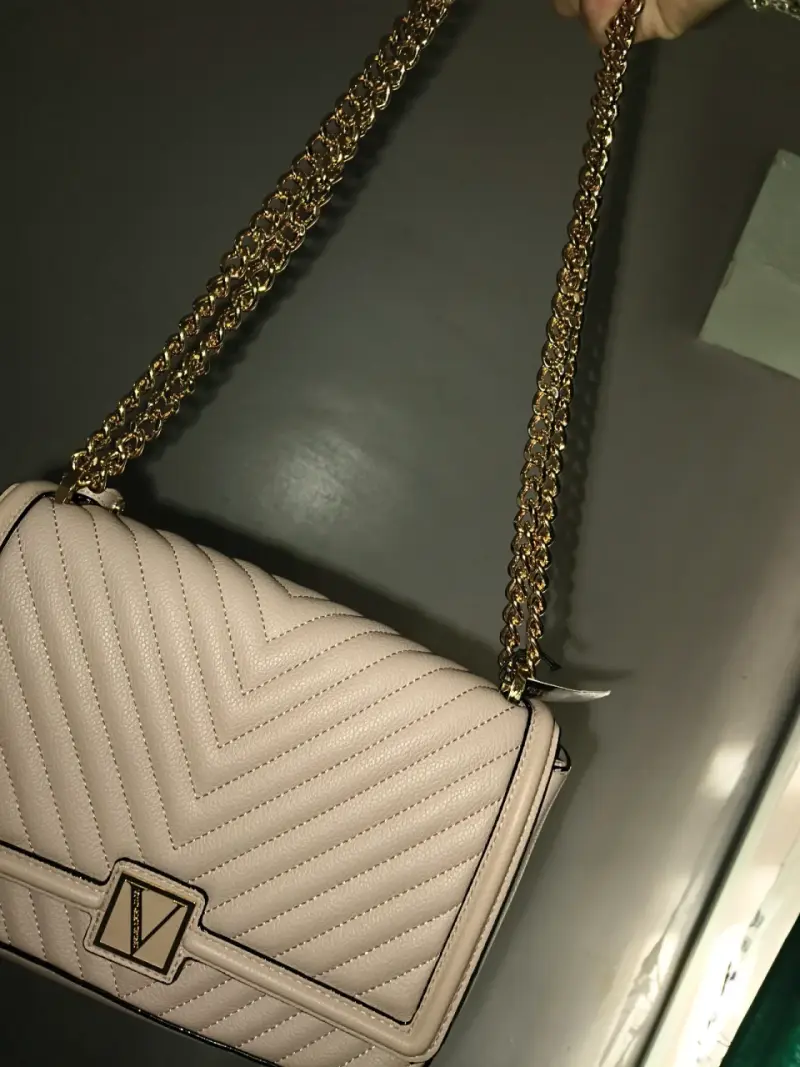 Cartera Victoria Secret beige con cadena dorada - 6