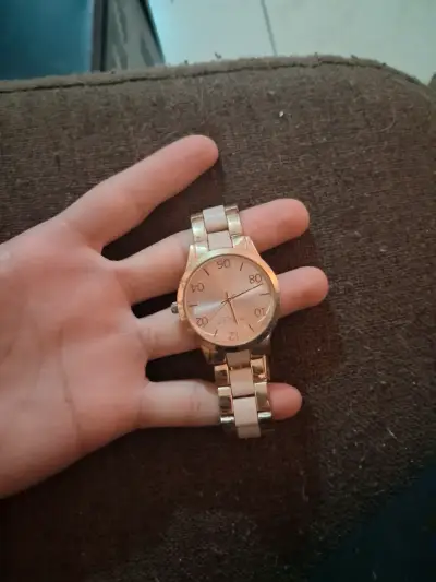 Reloj dorado de pulsera - miniatura 1
