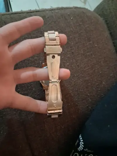 Reloj dorado de pulsera - miniatura 2
