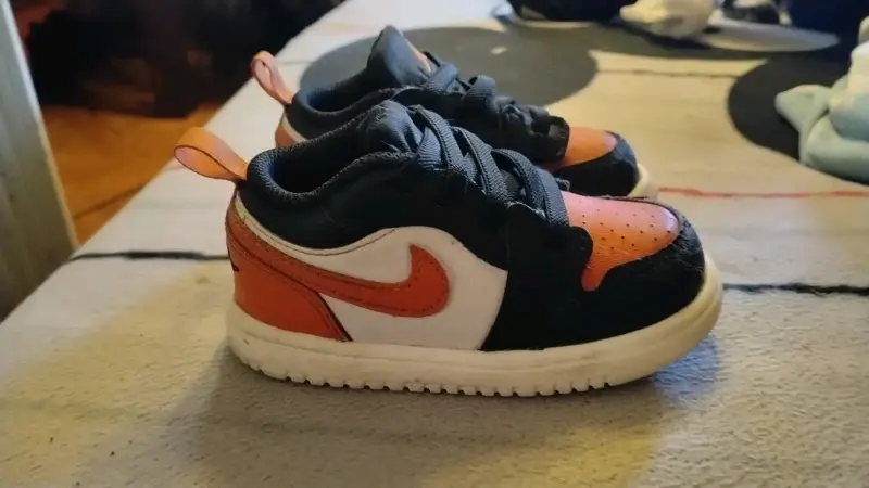 Zapatillas deportivas niño negras y naranjas - 1