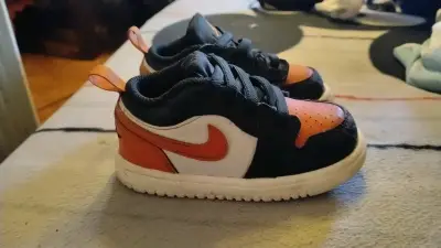 Zapatillas deportivas niño negras y naranjas - miniatura 1