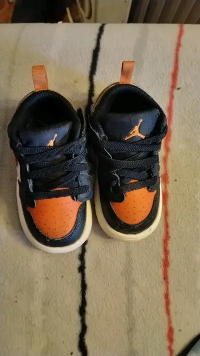 Zapatillas deportivas niño negras y naranjas - miniatura 2