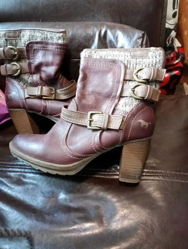 Botines marrones con hebillas mustang - 1