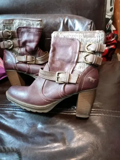 Botines marrones con hebillas mustang - miniatura 1