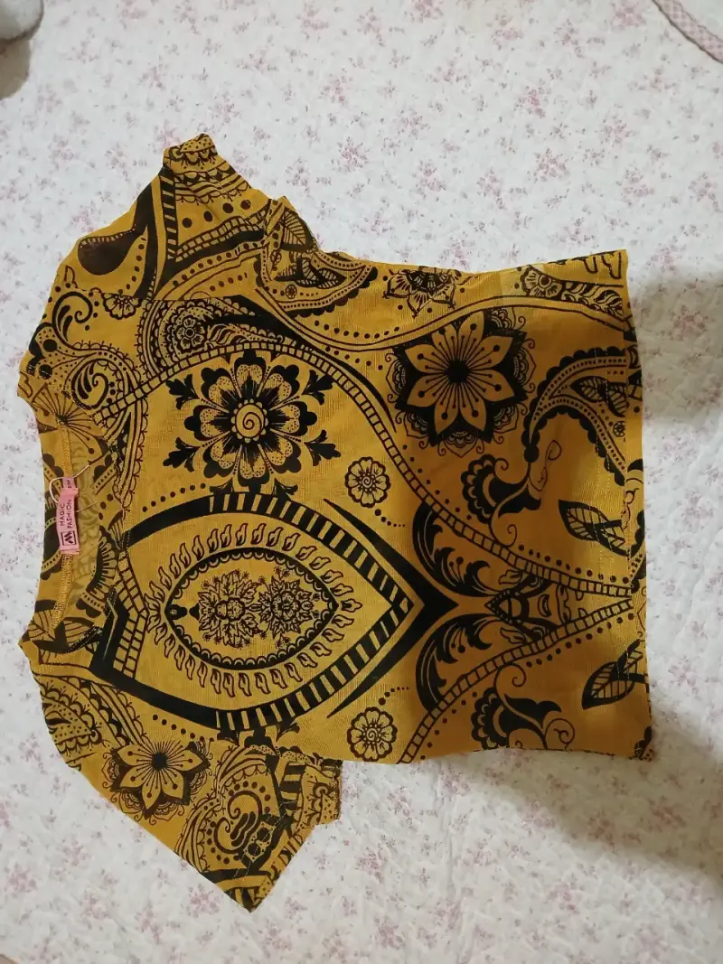 Polera estampada amarilla y negra