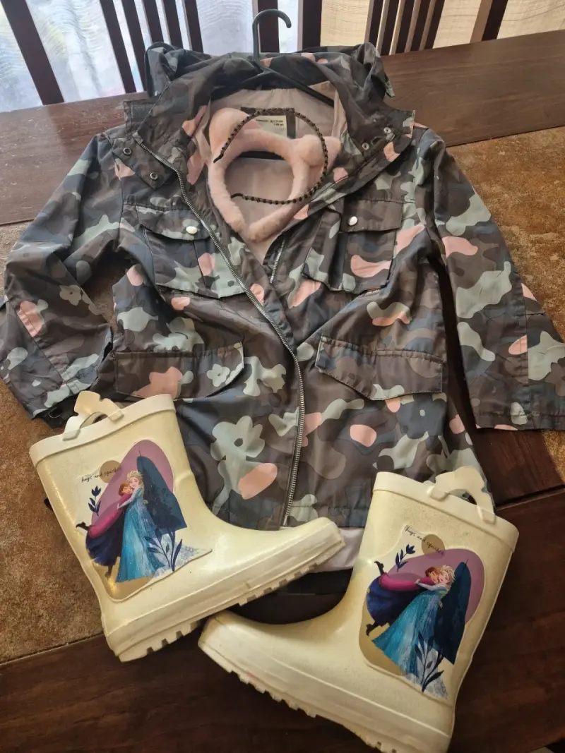 Chaqueta camuflada infantil Zara y botas Frozen Co