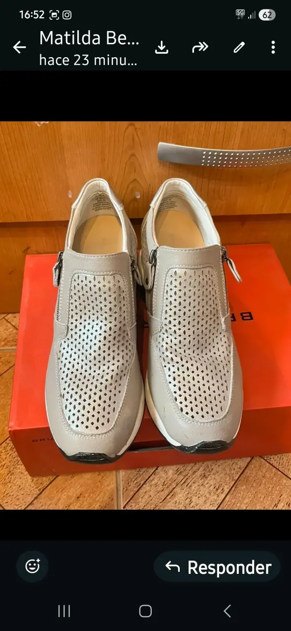 Zapatillas beige con perforaciones - 1