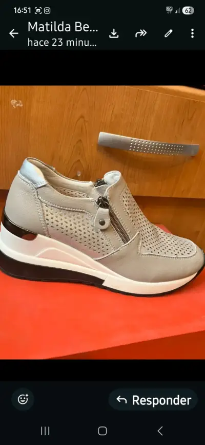 Zapatillas beige con perforaciones - miniatura 2