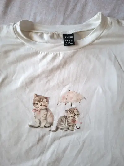 Polera blanca con gatitos - miniatura 2