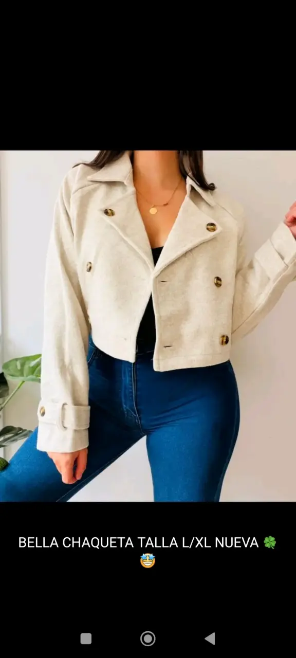 Chaqueta beige con botones dorados