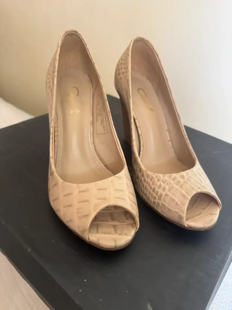 Tacones beige con puntera abierta - 1