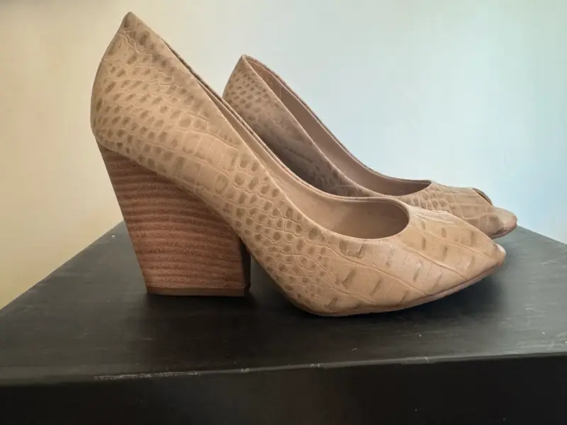 Tacones beige con puntera abierta - 2