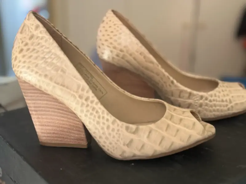 Tacones beige con puntera abierta - 3