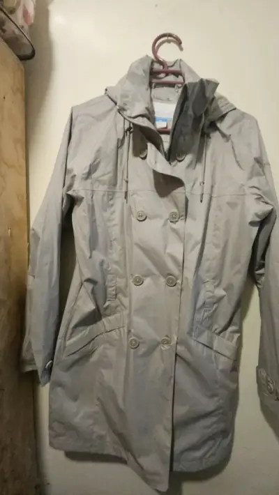Gabardina gris con capucha - miniatura 3