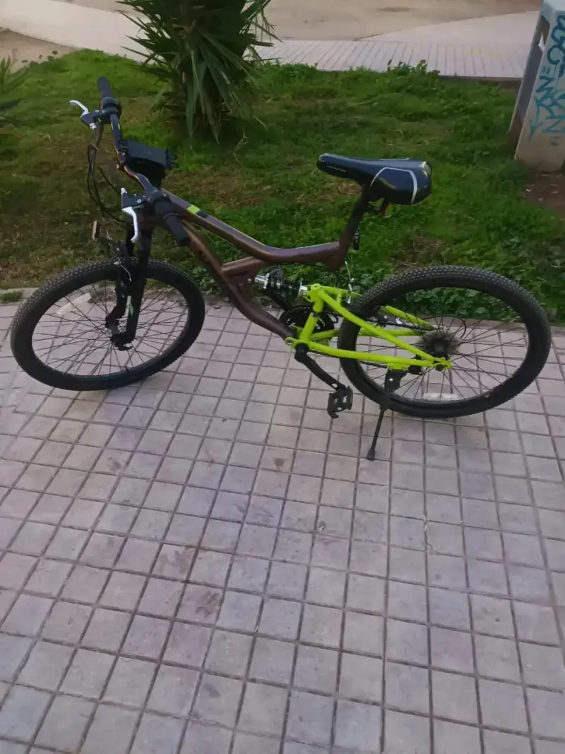 Bicicleta de montaña negra y verde - 1