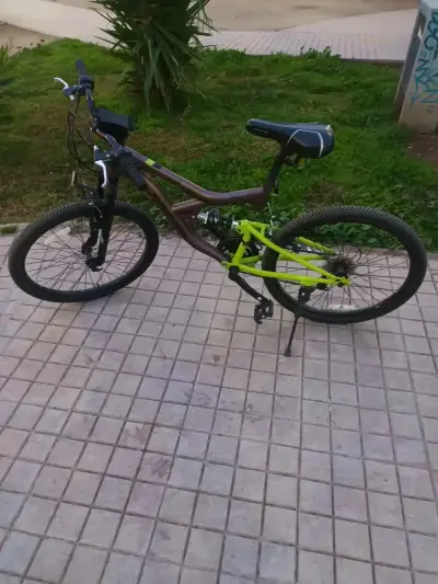 Bicicleta de montaña negra y verde - miniatura 1