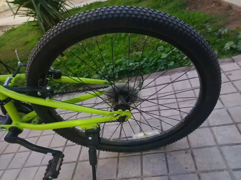 Bicicleta de montaña negra y verde - 2