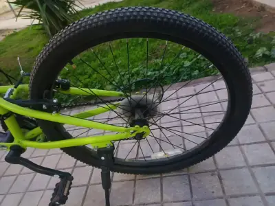 Bicicleta de montaña negra y verde - miniatura 2