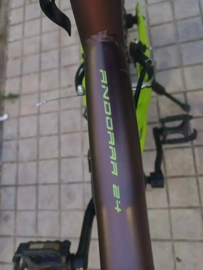 Bicicleta de montaña negra y verde - 3