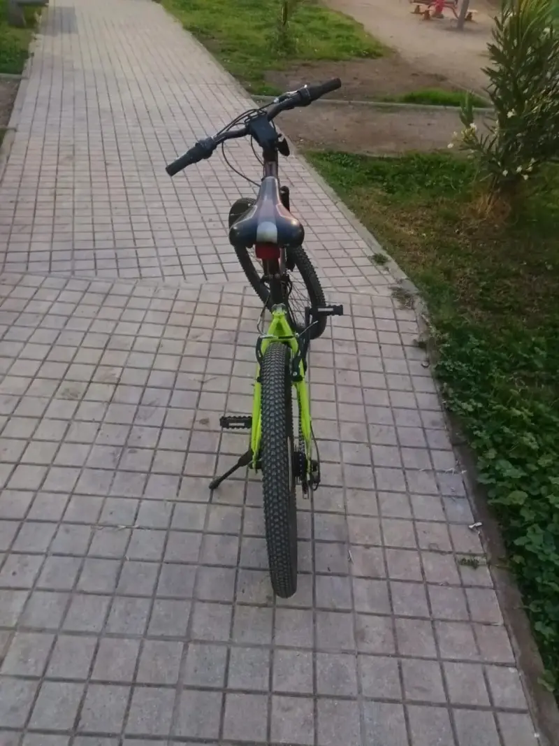 Bicicleta de montaña negra y verde - 6