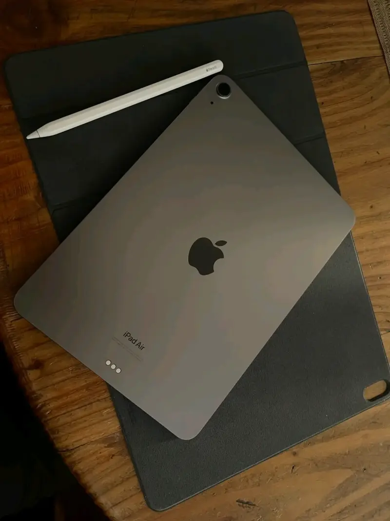 iPad Air gris con Apple Pencil
