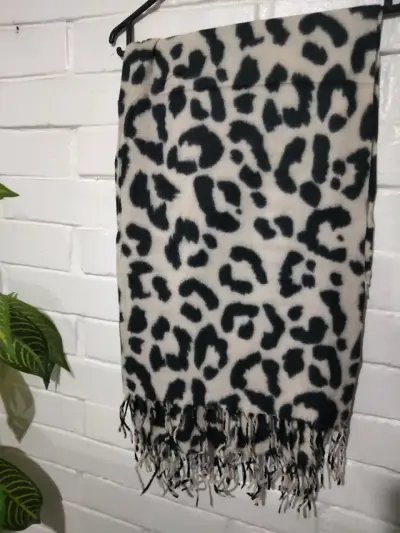 Bufanda estilo animal print - miniatura 2