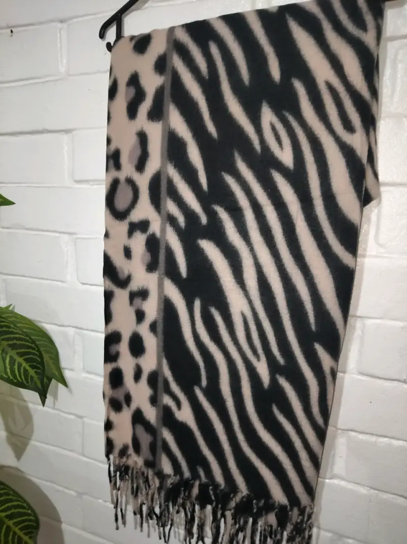 Bufanda estilo animal print - 3