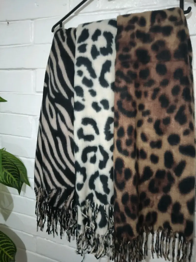 Bufanda estilo animal print - 4
