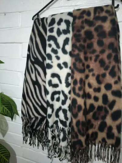 Bufanda estilo animal print - miniatura 4