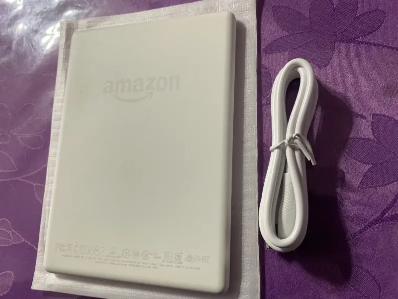 Kindle 8va gen E-reader blanco Amazon con cable - 2