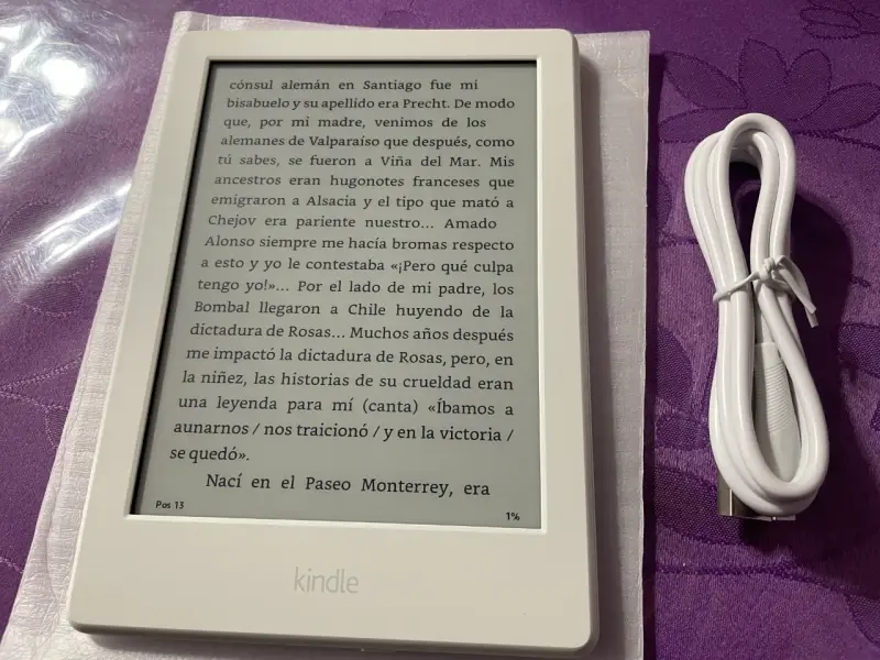 Kindle 8va gen E-reader blanco Amazon con cable - 3