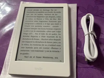 Kindle 8va gen E-reader blanco Amazon con cable - miniatura 3