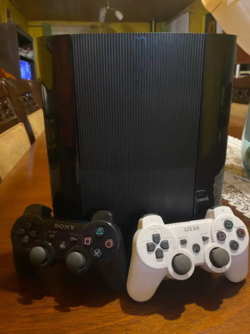 Consola PS3 con 2 controles y FIFA 17 - 4
