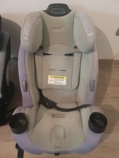 Silla de auto infantil gris - miniatura 1