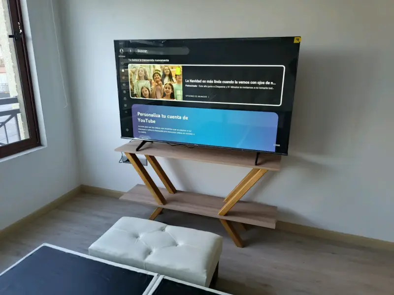 Televisor moderno de pantalla plana Hisense 58 4K - 1
