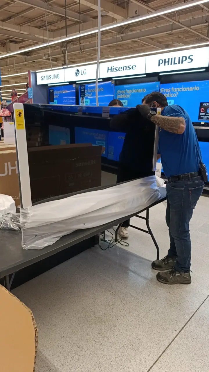 Televisor moderno de pantalla plana Hisense 58 4K - 2