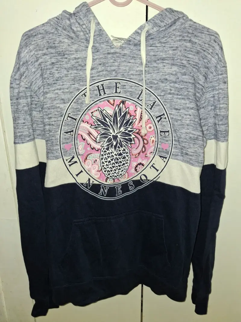 Polerón con capucha estampado