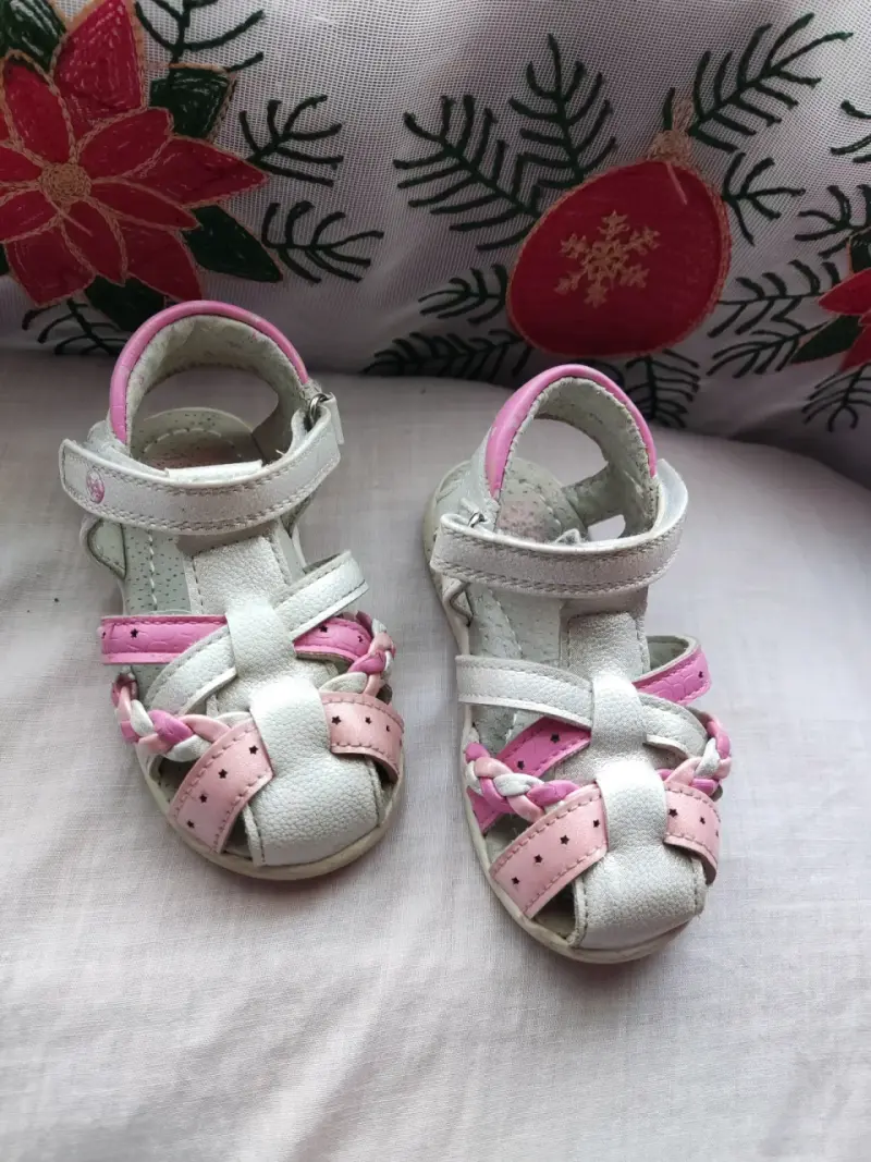 Sandalias infantiles blanco y rosado - 1