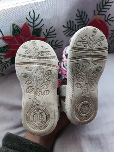 Sandalias infantiles blanco y rosado - miniatura 3