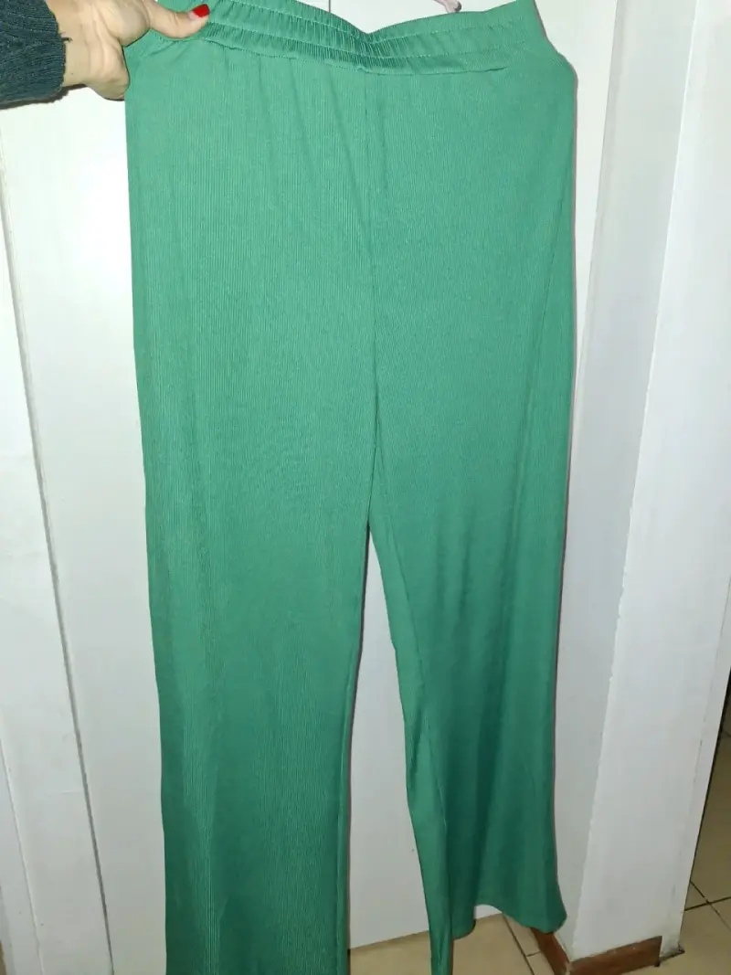 Pantalones verdes anchos
