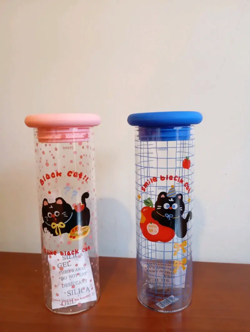 Botellas de agua con diseño de gato