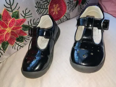 Zapatos charol negros de niña - miniatura 2