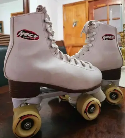 Patines de cuatro ruedas blancos - miniatura 1