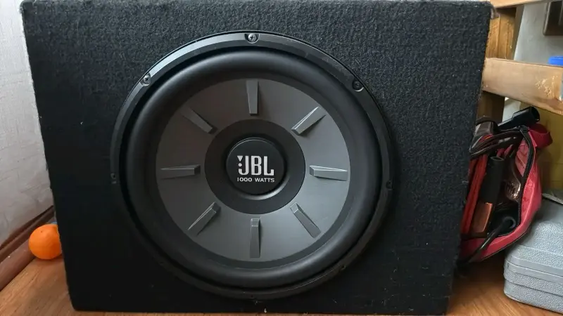 Woofer JBL 12" 1000W y Amplificador KBT - 3
