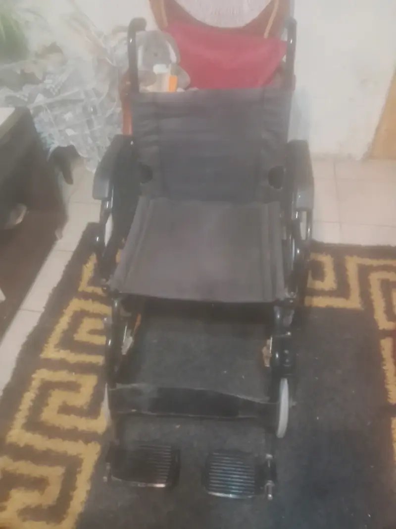Silla de ruedas plegable negra - 1