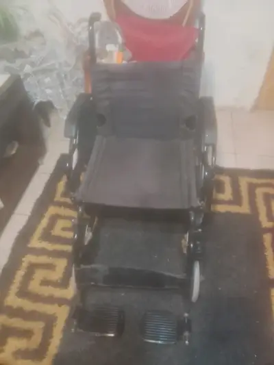 Silla de ruedas plegable negra - miniatura 1