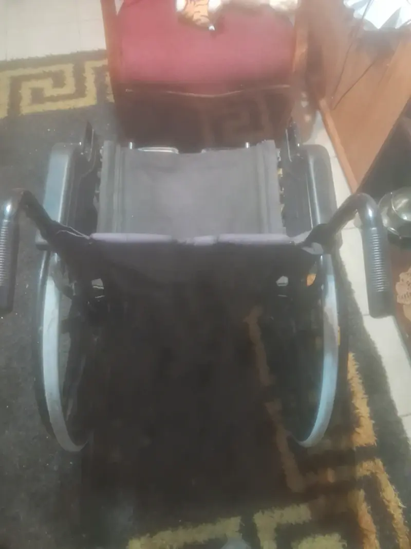 Silla de ruedas plegable negra - 2