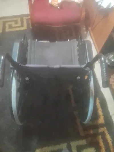 Silla de ruedas plegable negra - miniatura 2